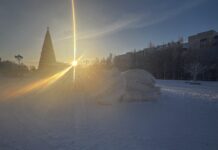 Грандиозный «прорыв»: у Деда Мороза появилось лицо, но открытие новогоднего городка откладывается